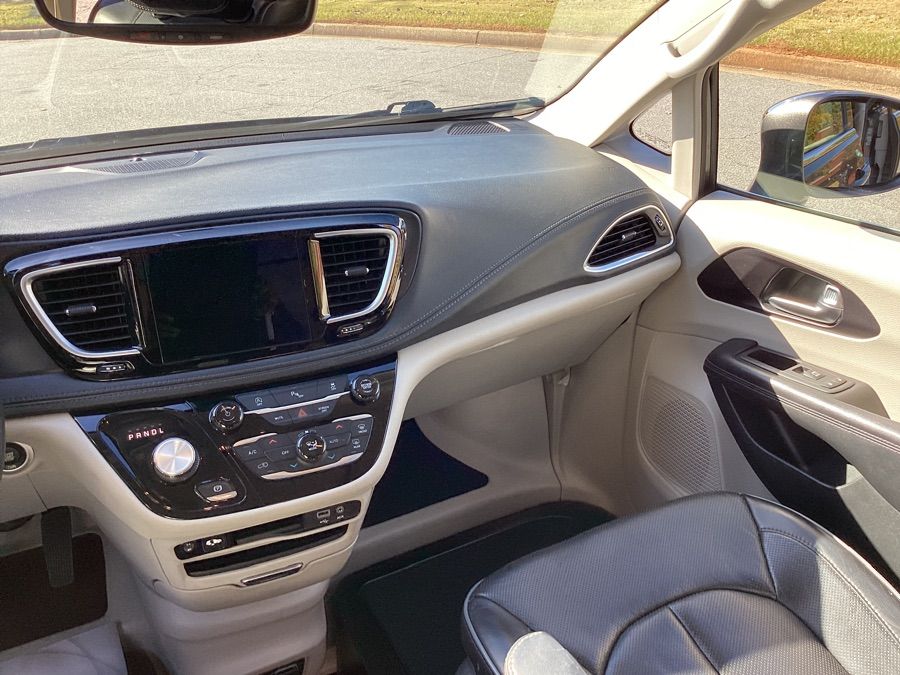 Chrysler Pacifica gris imagen numero 11