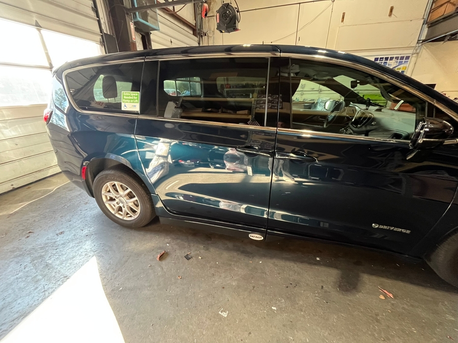 2024 Chrysler Pacifica Touring - Photo 6
