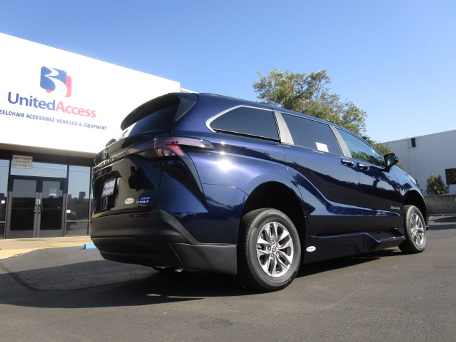 New 2025 Toyota Sienna Hybrid XLE Plus - BraunAbility Side Entry Entry In Floor Automatic Ramp