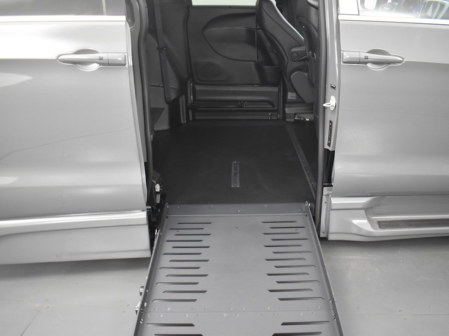 New 2025 Chrysler Pacifica Select Safety - BraunAbility Side Entry Entry Fold Out Automatic Ramp
