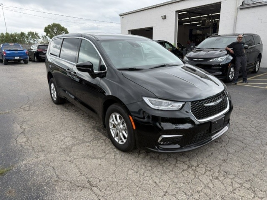 2026 Chrysler Pacifica Select's photo
