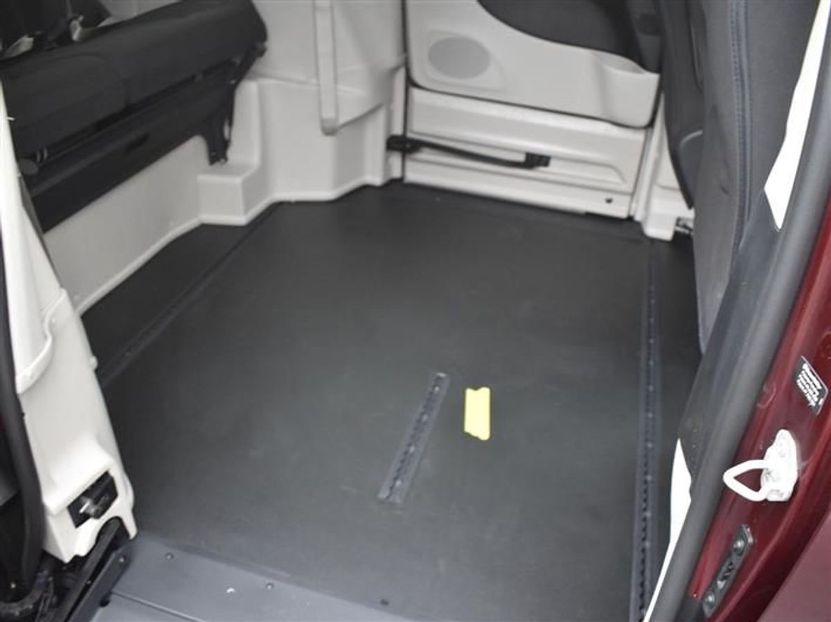 Red Chrysler Voyager image number 14