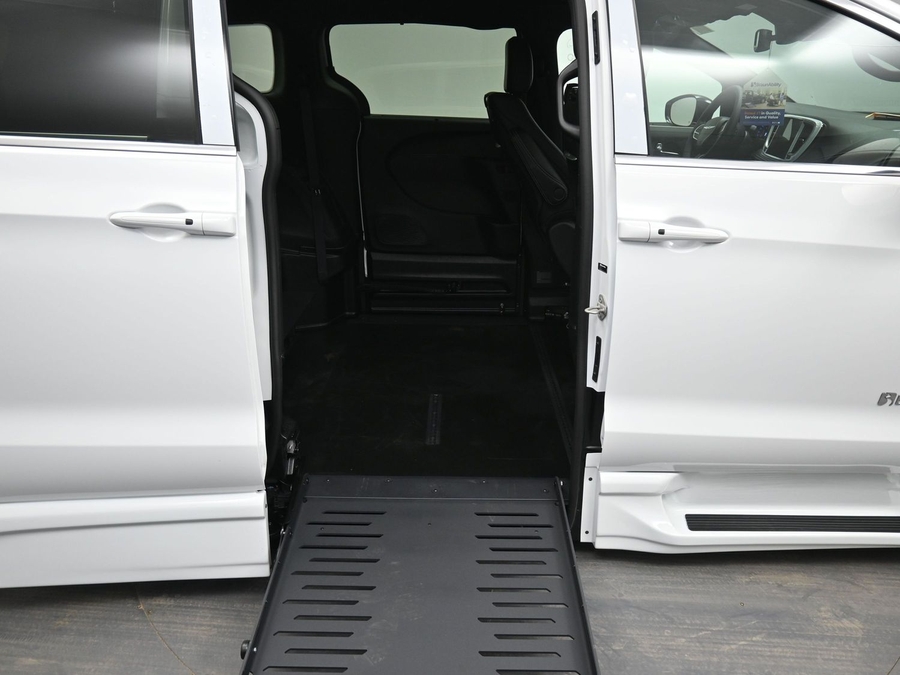 White Chrysler Pacifica image number 11