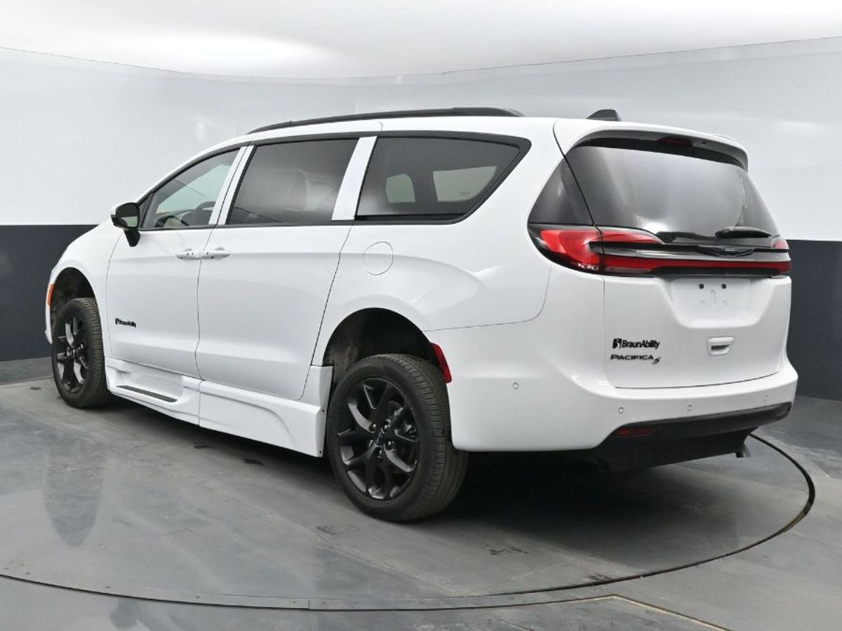 White Chrysler Pacifica image number 22