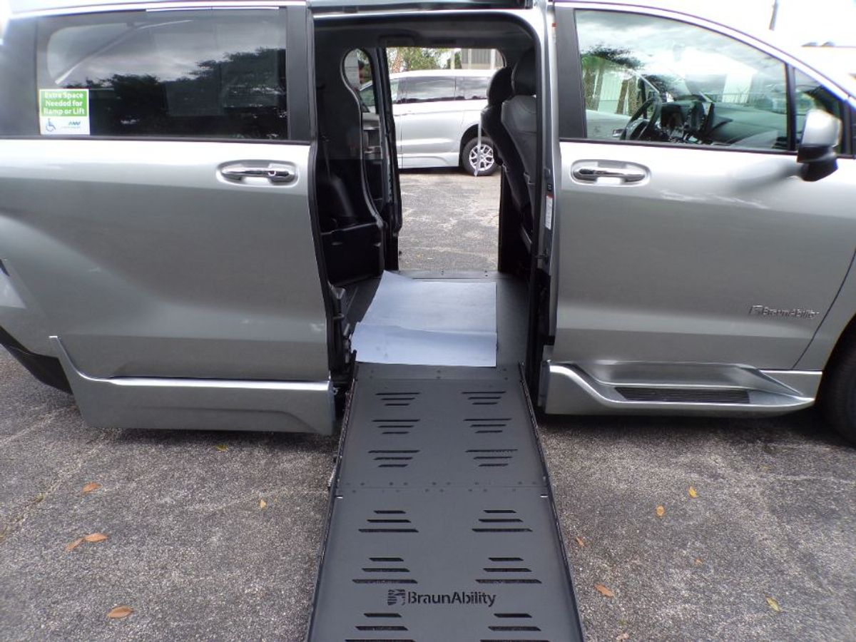 Silver Toyota Sienna image number 4