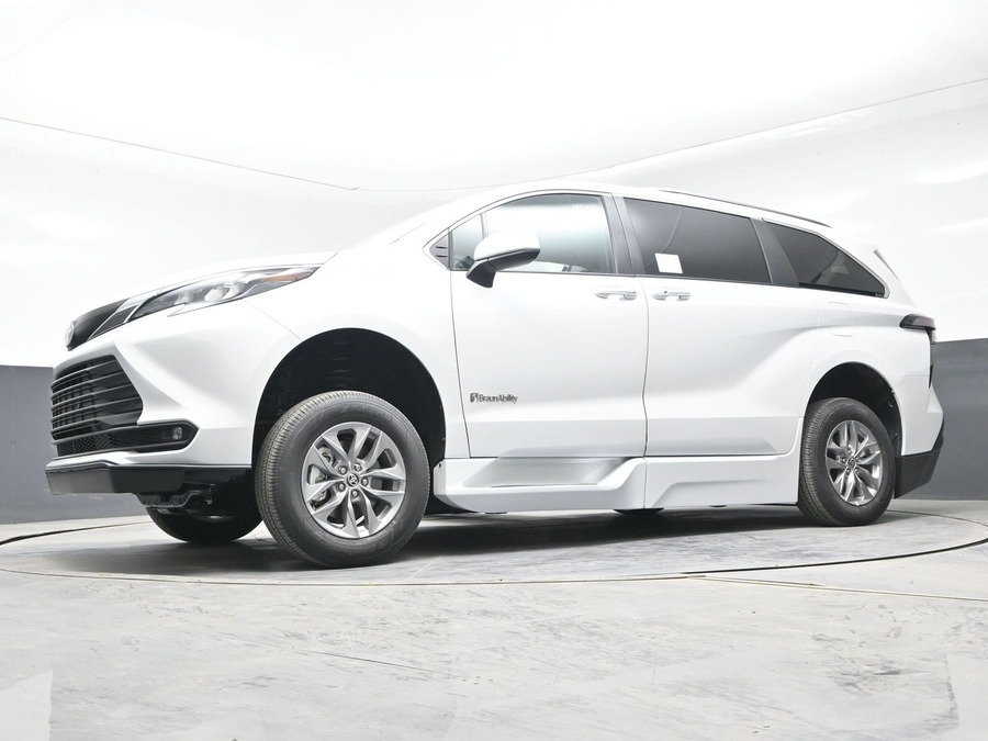 New 2026 Toyota Sienna Hybrid XLE Plus - BraunAbility Side Entry Entry Fold Out Automatic Ramp