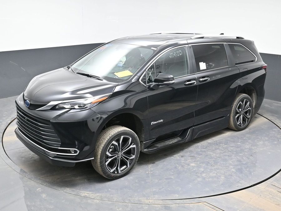 Black Toyota Sienna image number 23