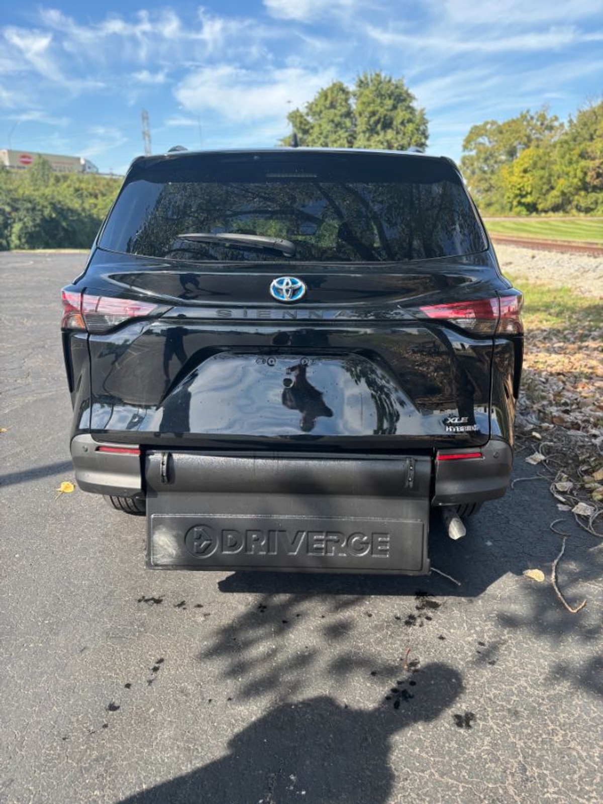 Black Toyota Sienna image number 17