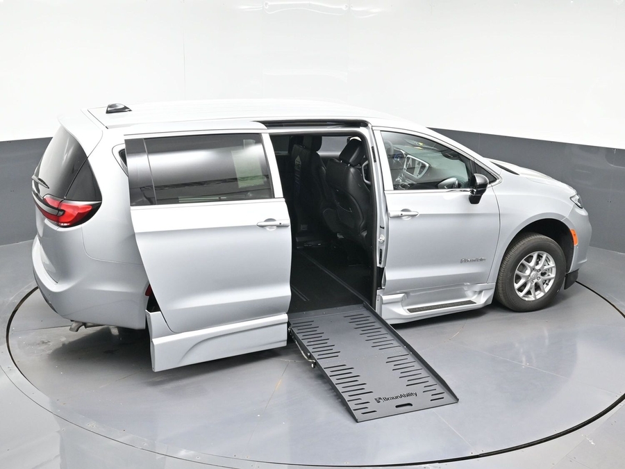 Silver Chrysler Pacifica image number 22