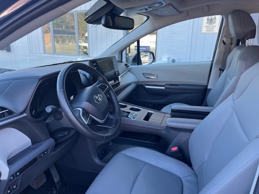 Blue Toyota Sienna image number 11