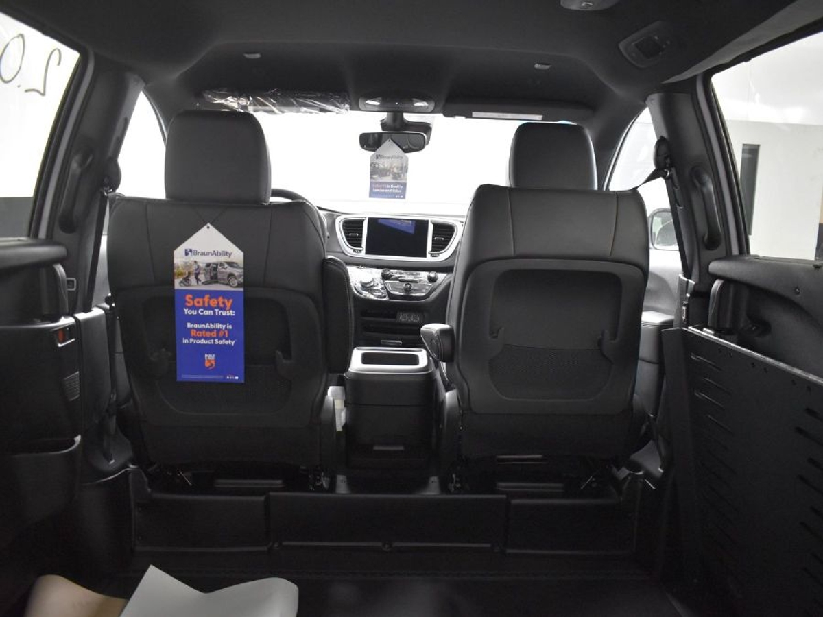 2025 CHRYSLER VOYAGER - Image 15