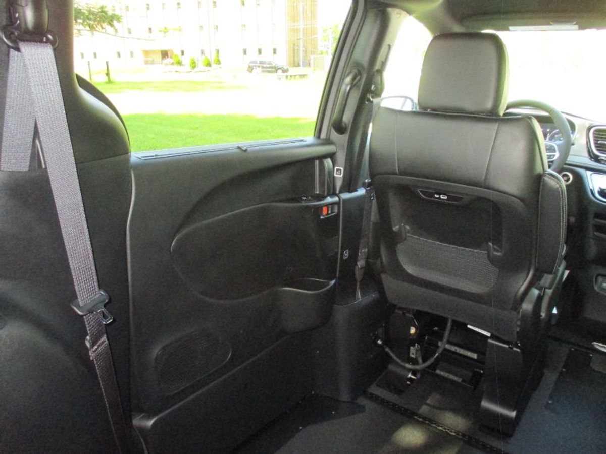 Grey Chrysler Pacifica image number 11