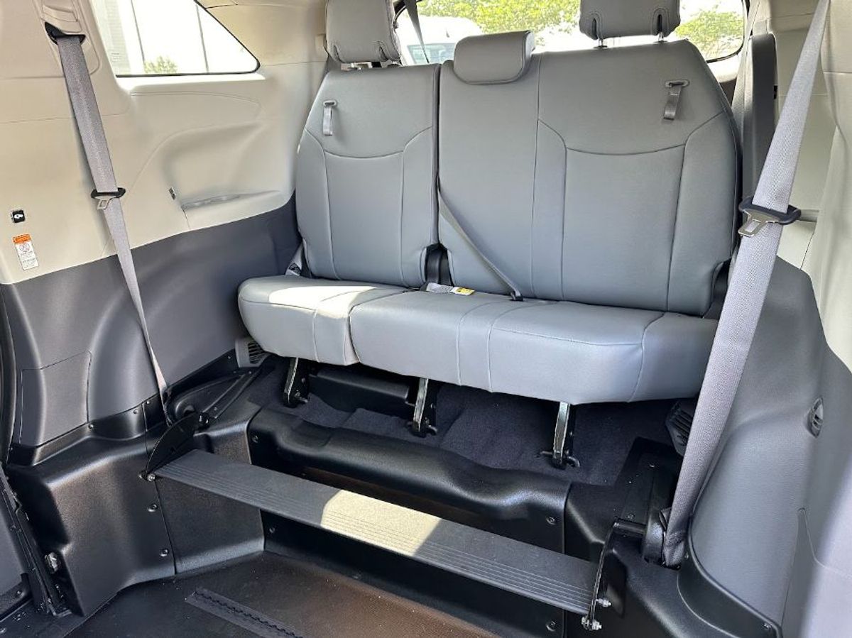 Silver Toyota Sienna image number 8
