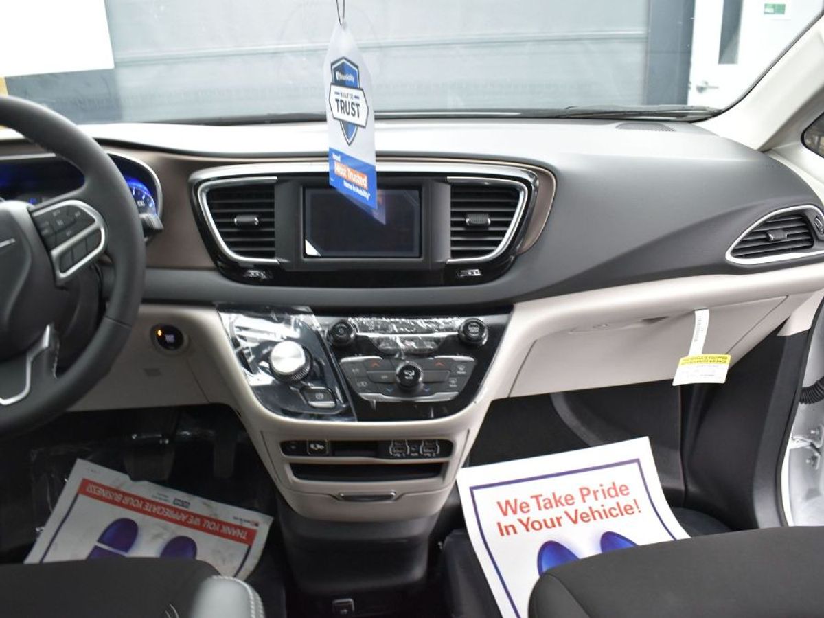 White Chrysler Voyager image number 4