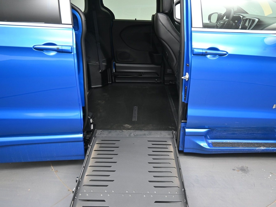 Blue Chrysler Pacifica image number 10