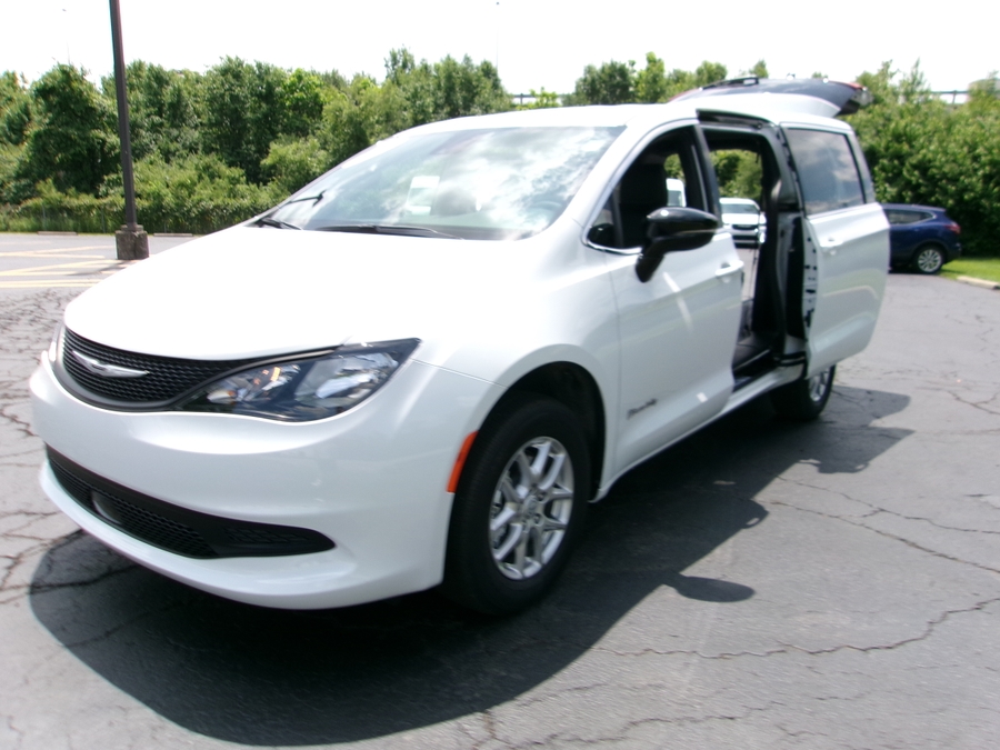 White Chrysler Voyager image number 9
