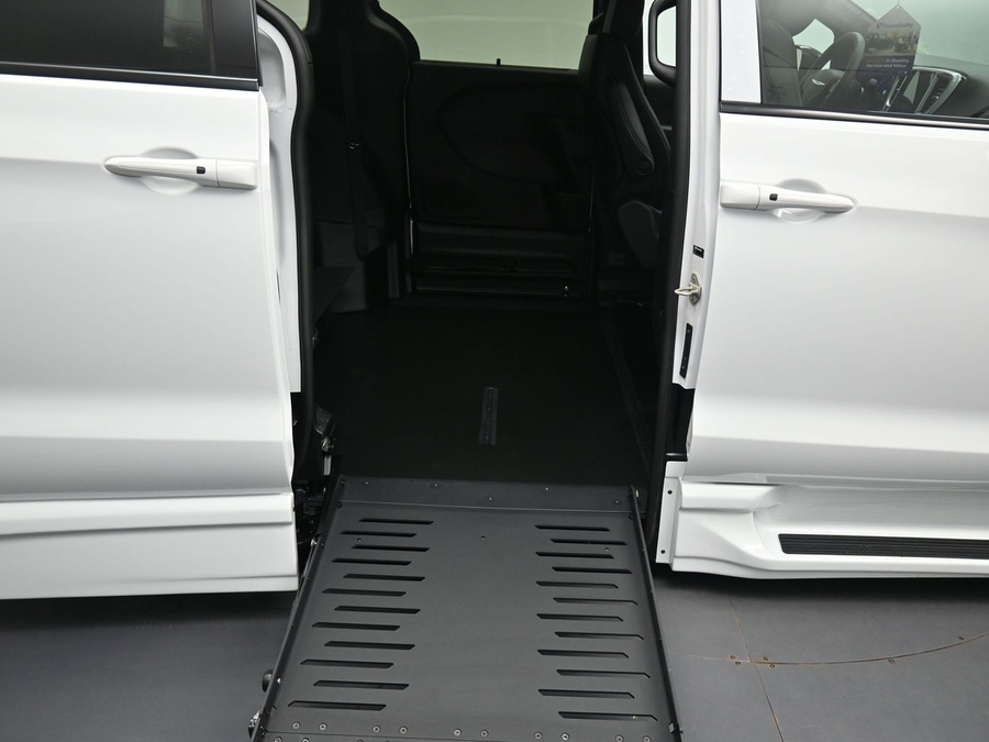 White Chrysler Pacifica image number 10