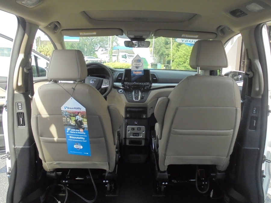 White Honda Odyssey image number 26