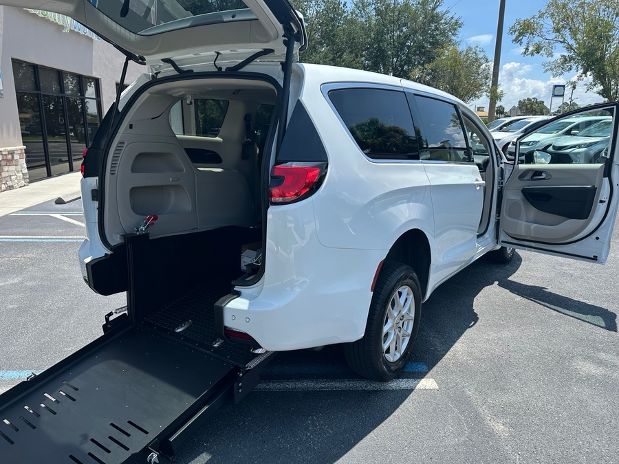 White Chrysler Pacifica image number 1