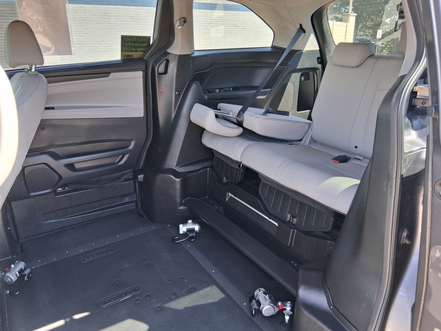 Grey Honda Odyssey image number 21