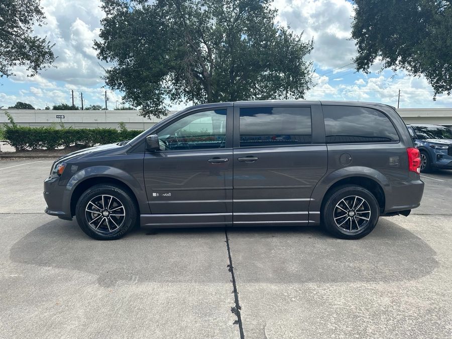 Used 2015 Dodge Grand Caravan SXT - BraunAbility Side Entry Entry Fold Out Automatic Ramp