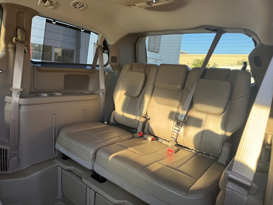  Chrysler Town and Country image number 5