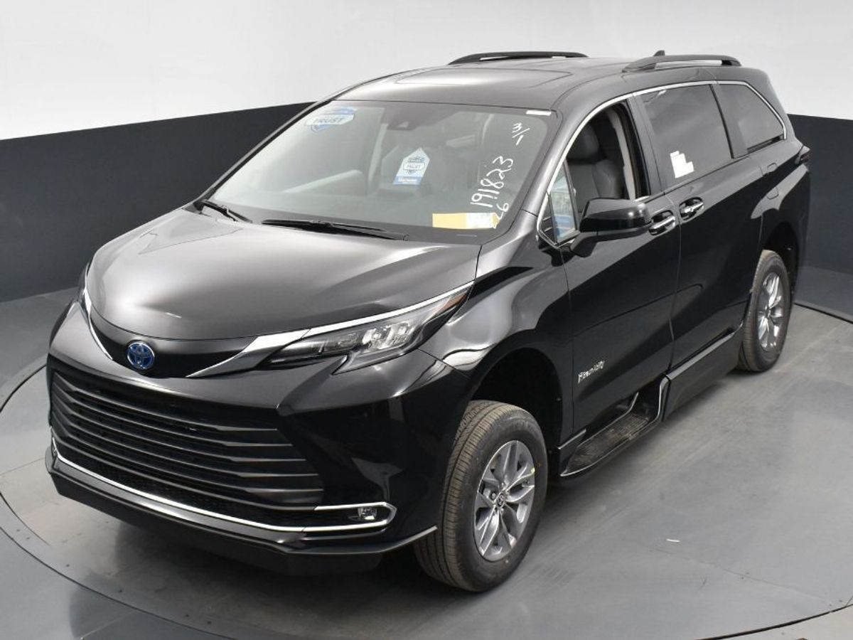 Black Toyota Sienna image number 14