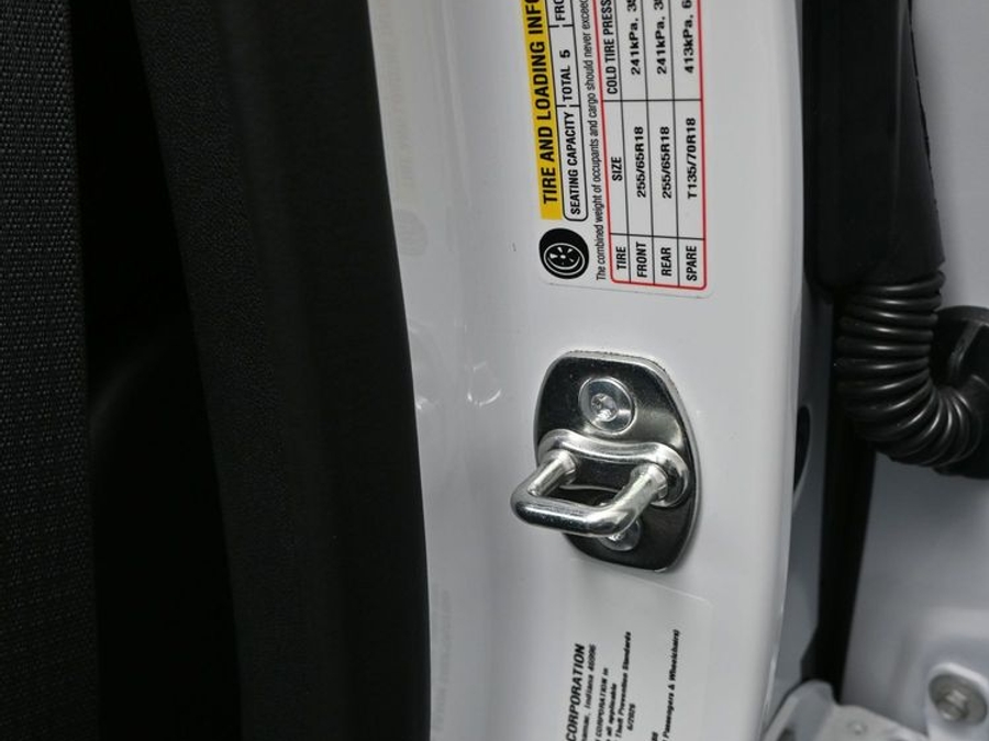 White Chevrolet Traverse image number 13
