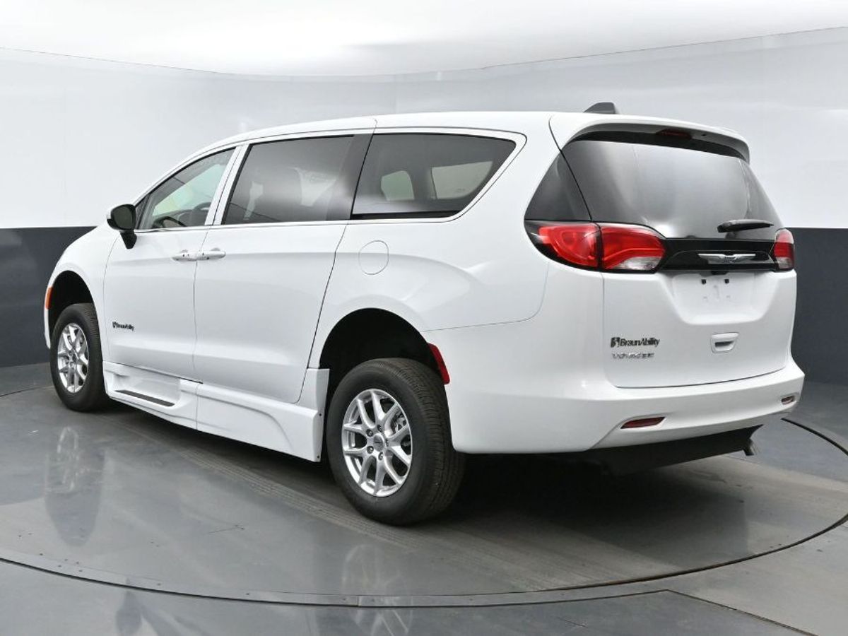 White Chrysler Voyager image number 21