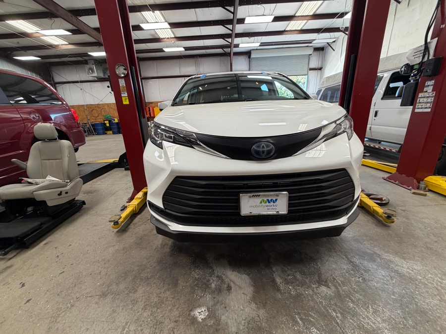 White Toyota Sienna image number 2