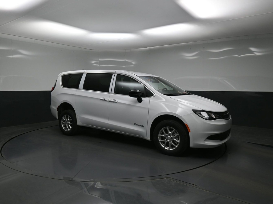 White Chrysler Voyager image number 19