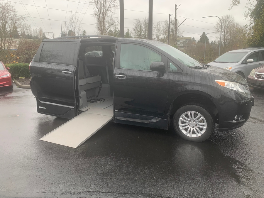 Used 2017 Toyota Sienna XLE Base - VMI Side Entry Entry In Floor Automatic Ramp