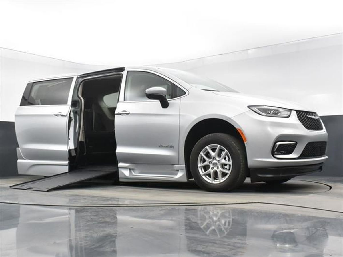 Silver Chrysler Pacifica image number 16