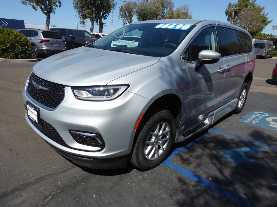2023 Chrysler Pacifica Touring L - Photo 18