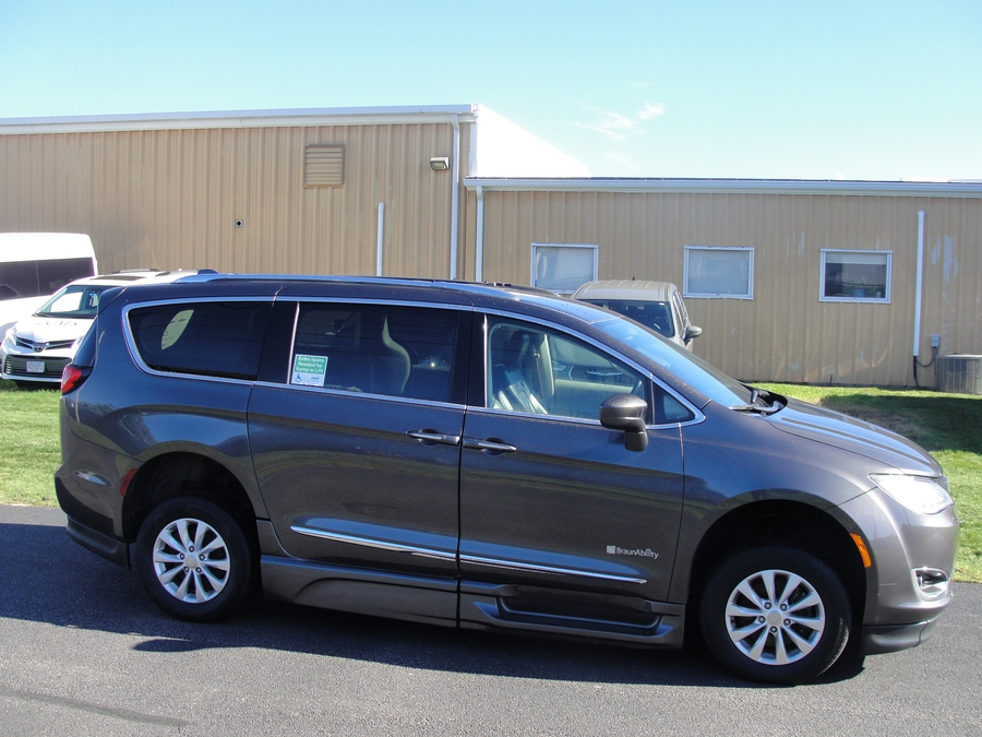 Grey Chrysler Pacifica image number 4
