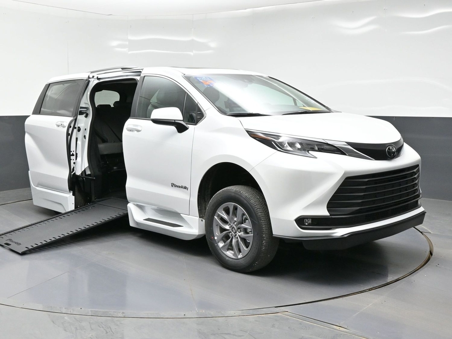 New 2026 Toyota Sienna Hybrid XLE Base - BraunAbility Side Entry Entry In Floor Automatic Ramp