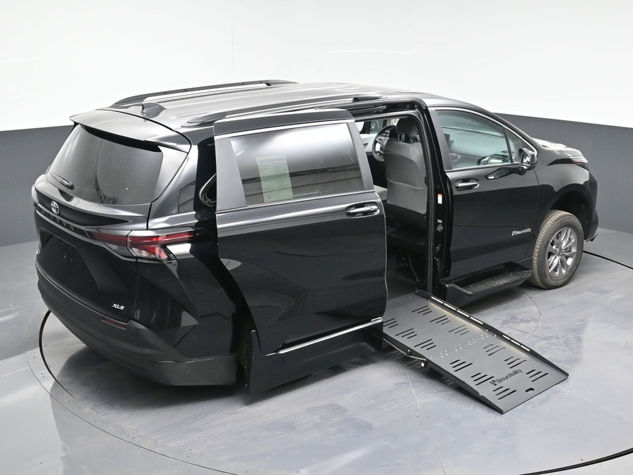 New 2025 Toyota Sienna Hybrid XLE Plus - BraunAbility Side Entry Entry Fold Out Automatic Ramp