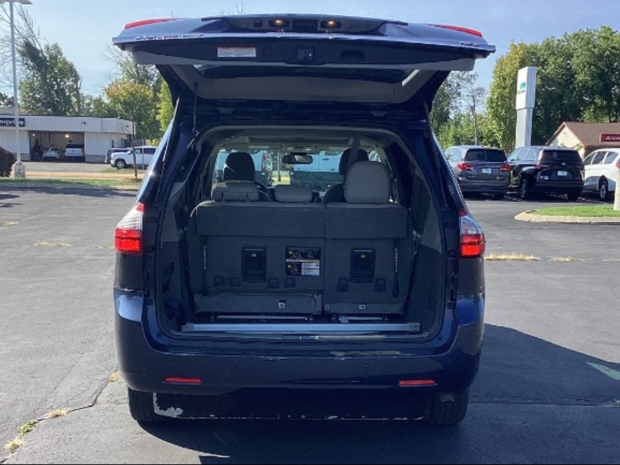 2020 Toyota Sienna XLE - Photo 18