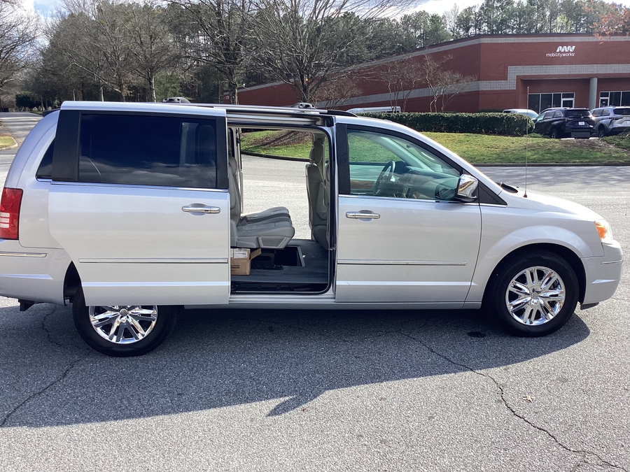  Chrysler Town and Country image number 10