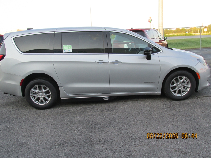 Silver Chrysler Voyager image number 4