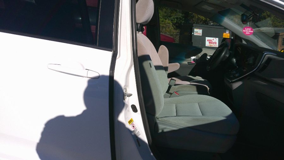 2017 TOYOTA SIENNA - Image 13