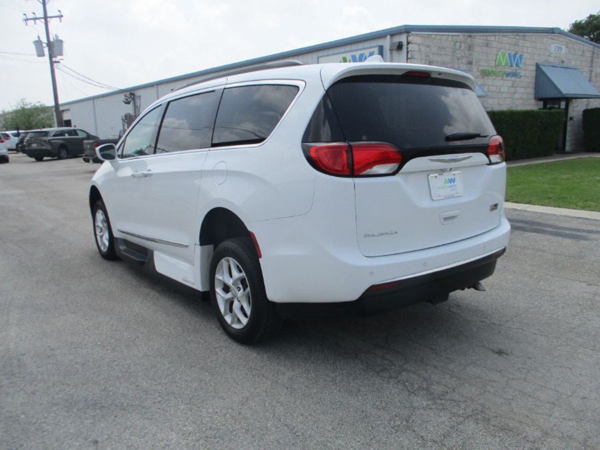 White Chrysler Pacifica image number 4