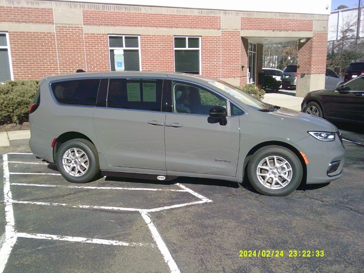 Grey Chrysler Pacifica image number 1