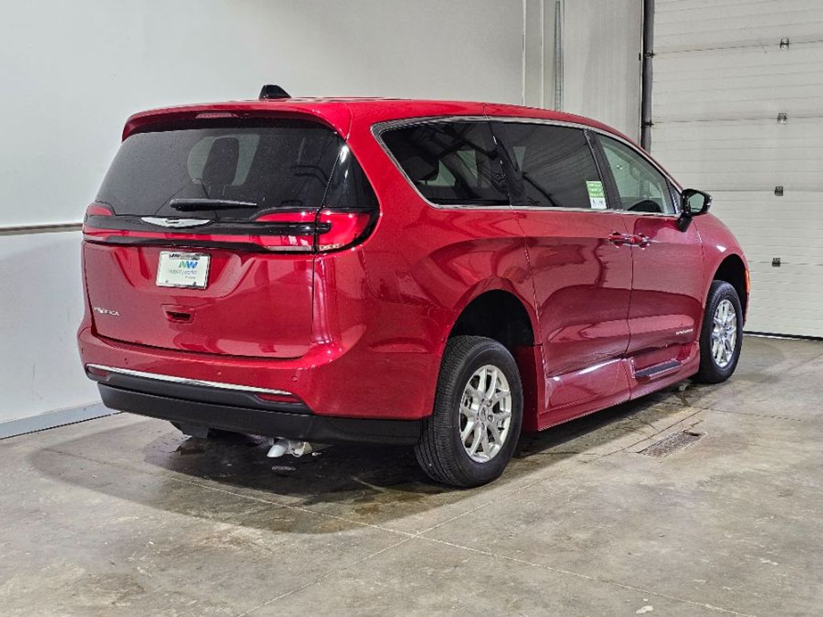 2024 CHRYSLER PACIFICA - Image 4