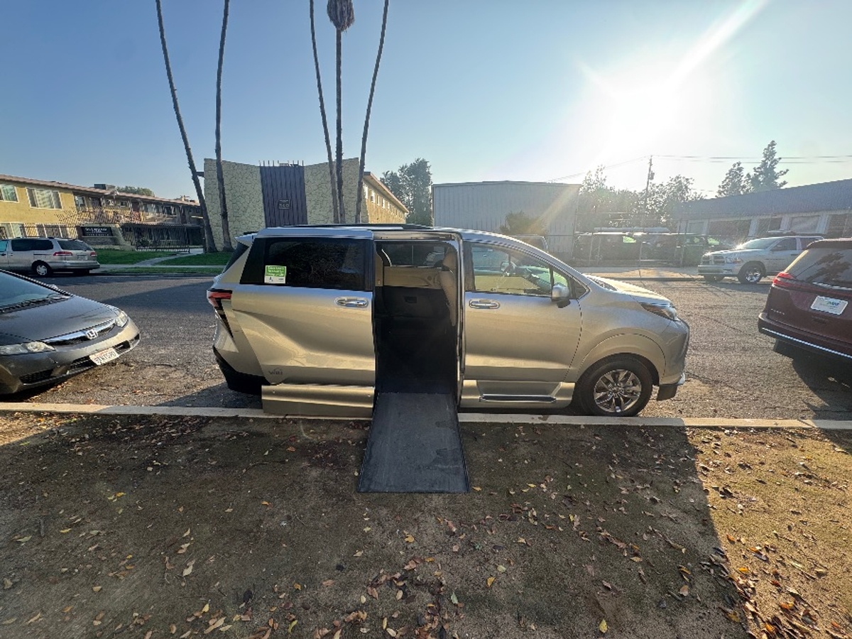 2022 TOYOTA SIENNA - Image 2