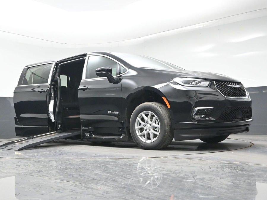 Black Chrysler Pacifica image number 9