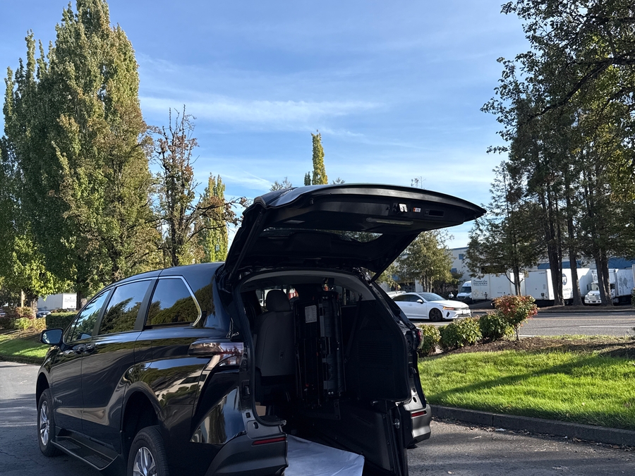 New 2026 Toyota Sienna Hybrid LE - BraunAbility Commercial Rear Entry Fold Out Manual Ramp