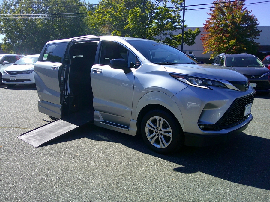  Toyota Sienna with Side Entry Automatic In Floor ramp