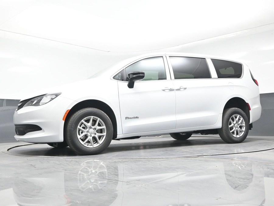 White Chrysler Voyager image number 8