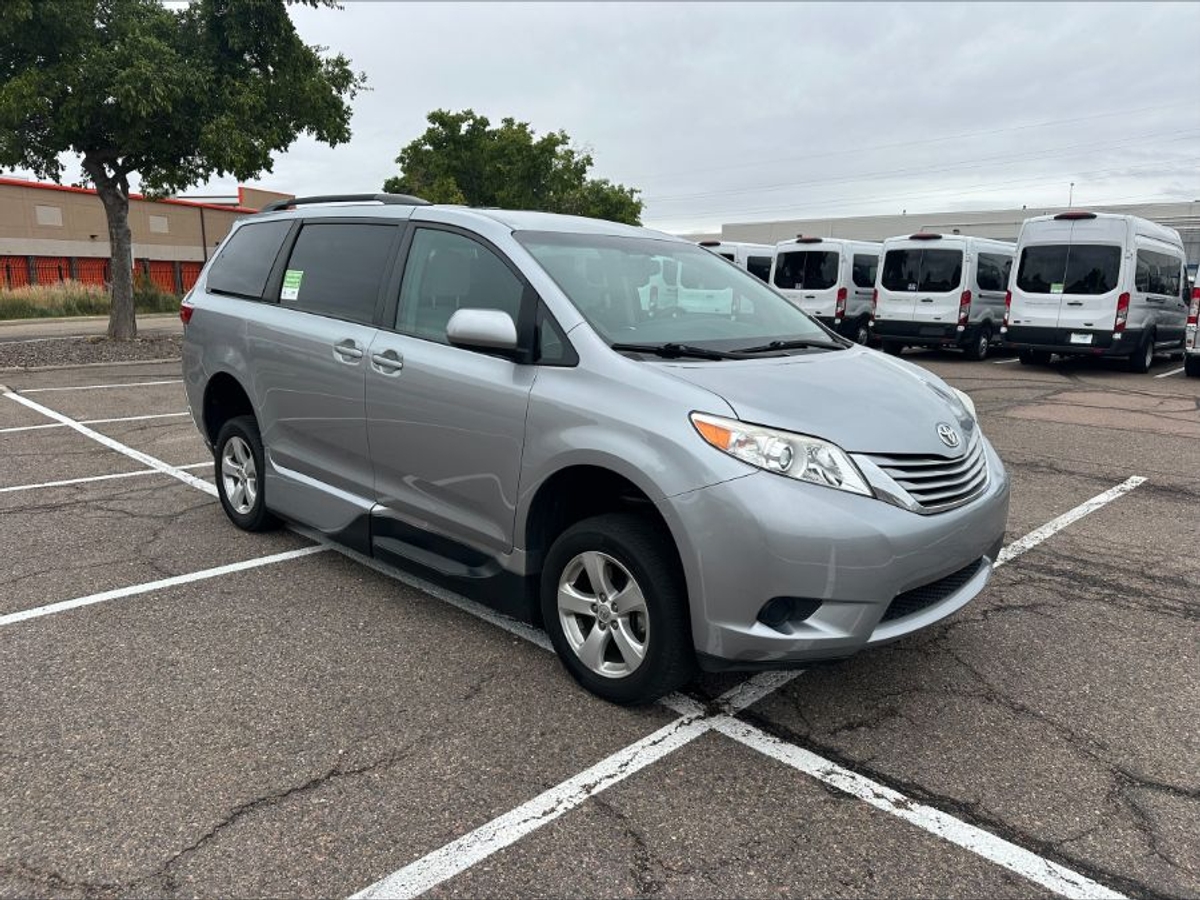 2017 TOYOTA SIENNA - Image 14